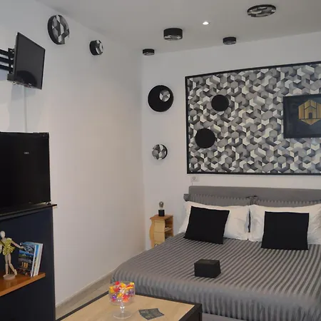 Πανσιόν Geometric Art